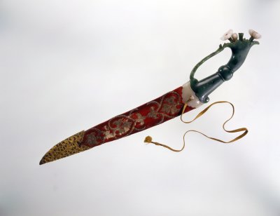 图片[1]-Jade carved handle red velvet sheath dagger-China Archive